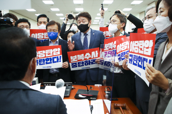 더불어민주당 법사위위원들이 20일 국회에서 열린 대검찰청 국정감사에서 일방적인 개회선언에 김도읍 위원장에게 항의하고 있다. 2022. 10. 20  오장환 기자
