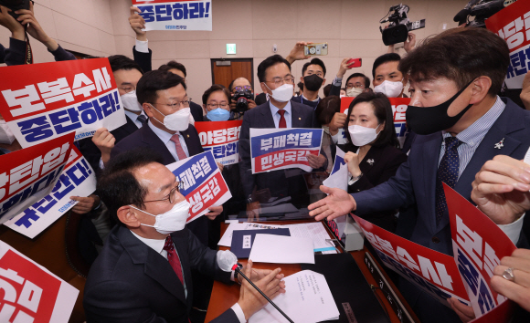 20일 오후 국회 법제사법위원회에서  김도읍 위원장이  진행을 하자 더불어민주당 의원들이 위원장석을 둘러싸고 거세게 항의 하고 있다. 2022. 10. 20  오장환 기자