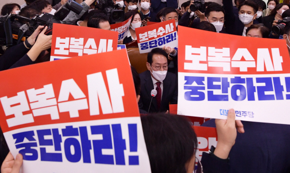 민주당 법사위원들이 20일 국회에서 열린 법제사법위원회의 대검찰청 대상 국정감사에서 민주당 의원들이 불참한 가운데 회의 진행을 하려하자 김도읍 법사위원장석을 둘러싸고 거세게 항의 하고 있다. 2022. 10. 20  오장환 기자