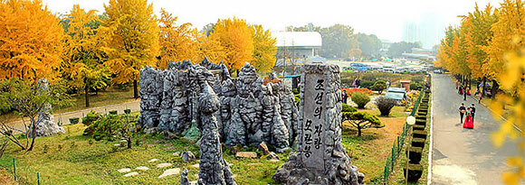 사계절중 제일 장관이라는 단풍계절이 평양의 이르는 곳마다에 황홀하게 펼쳐졌다고 대외선전매체 내나라가 20일 전했다. 2022.10.20   내나라 홈페이지 캡처