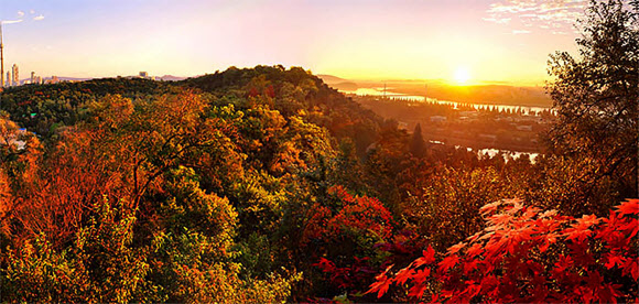 사계절중 제일 장관이라는 단풍계절이 평양의 이르는 곳마다에 황홀하게 펼쳐졌다고 대외선전매체 내나라가 20일 전했다. 2022.10.20  내나라 홈페이지 캡처