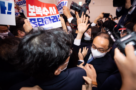민주당 항의받는 檢총장 