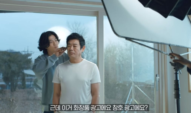 배우 성동일(오른쪽)이 출연한 KCC 광고 영상. KCC 유튜브
