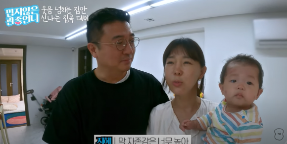 가수 이지혜(오른쪽) 부부. 유튜브 ‘밉지않은 관종언니’ 캡처.