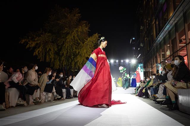 가을밤 선보이는 한복