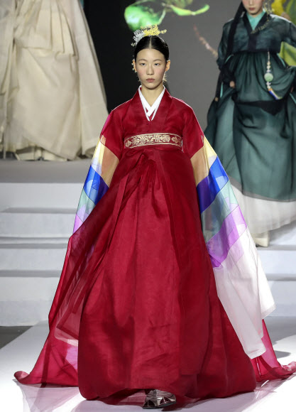 21일 오후 서울 중구 하이커그라운드 열린광장에서 2022 한복문화주간 기념 패션쇼가 펼쳐지고 있다. 2022.10.21. 뉴시스