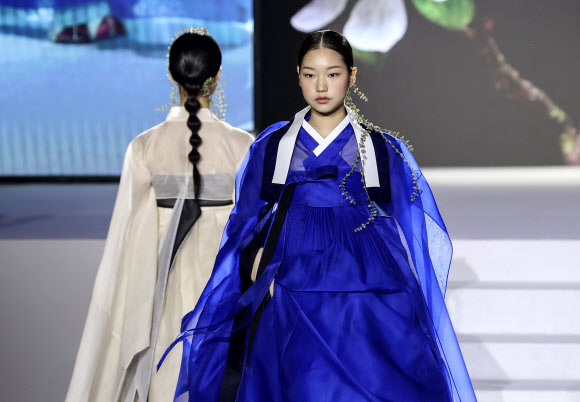 21일 오후 서울 중구 하이커그라운드 열린광장에서 2022 한복문화주간 기념 패션쇼가 펼쳐지고 있다. 2022.10.21. 뉴시스