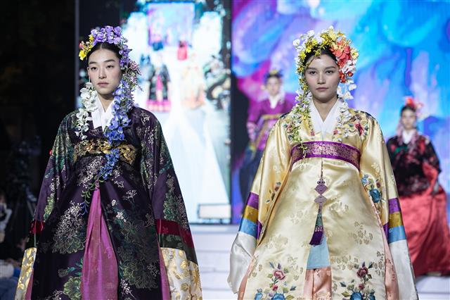 화려한 수 놓인 한복