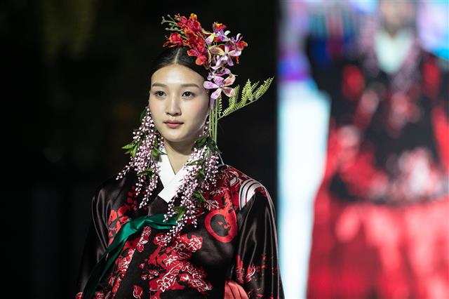 꽃과 어우러지는 한복