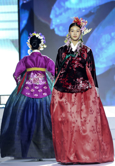 21일 오후 서울 중구 하이커그라운드 열린광장에서 2022 한복문화주간 기념 패션쇼가 펼쳐지고 있다. 2022.10.21. 뉴시스