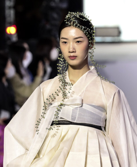 21일 오후 서울 중구 하이커그라운드 열린광장에서 2022 한복문화주간 기념 패션쇼가 펼쳐지고 있다. 2022.10.21. 뉴시스