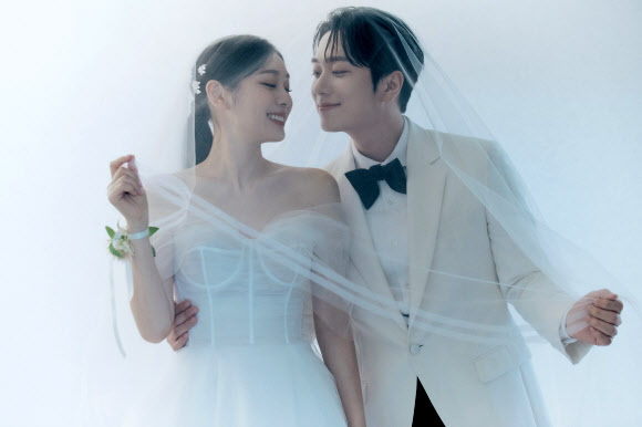 전 피겨스케이팅 국가대표 김연아와 성악가 고우림이 22일 오후 서울에서 열리는 결혼식 전 웨딩 화보를 공개했다. 2022.10.22. 올댓스포츠 제공