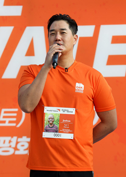 22일 오전 서울 마포구 평화의공원 평화광장에서 열린 ‘월드비전 2022 글로벌 6K 포 워터’에서 월드비전 홍보대사 유지태가 인사말을 하고 있다. 2022.10.22. 뉴시스