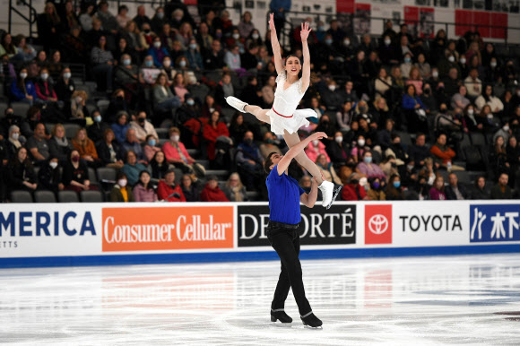 Oct 21, 2022; Norwood, Massachusetts, USA; Valentina Plazas and Maximiliano Fernandez (USA) perform during the pairs short program at Tenley E. Albright Performance Center. Mandatory Credit: Eric Canha-USA TODAY Sports/2022-10-22 연합뉴스
