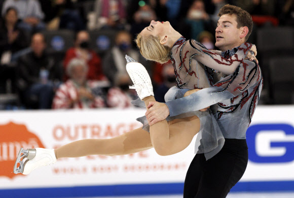 Alexa Knierim and Brandon Frazier of The United States of America compete in the Pairs Short program of the Figure Skating Grand Prix America 2022 in Norwood, Massachusetts, USA, 21 October 2022.  EPA 연합뉴스