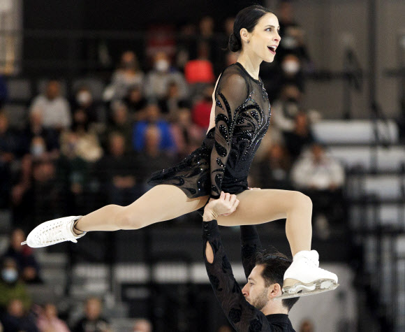 Deanna Stellato-Dudek and Maxime DesChamps of Canada compete in the Pairs Short program of the Figure Skating Grand Prix America 2022 in Norwood, Massachusetts, USA, 21 October 2022.  EPA 연합뉴스