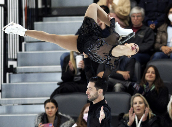 Deanna Stellato-Dudek and Maxime DesChamps of Canada compete in the Pairs Short program of the Figure Skating Grand Prix America 2022 in Norwood, Massachusetts, USA, 21 October 2022.  EPA 연합뉴스