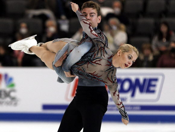 Alexa Knierim and Brandon Frazier of The United States of America compete in the Pairs Short program of the Figure Skating Grand Prix America 2022 in Norwood, Massachusetts, USA, 21 October 2022.  EPA 연합뉴스