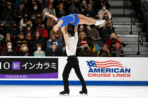 Oct 21, 2022; Norwood, Massachusetts, USA; Anna Valesi and Manuel Piazza (ITA) perform during the pairs short program at Tenley E. Albright Performance Center. Mandatory Credit: Eric Canha-USA TODAY Sports 연합뉴스