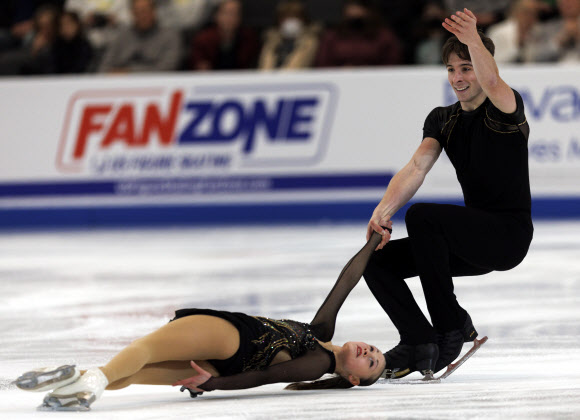 Kelly Ann Laurin and Loucas Ethier of Canada compete in the Pairs Short program of the Figure Skating Grand Prix America 2022 in Norwood, Massachusetts, USA, 21 October 2022.  EPA 연합뉴스