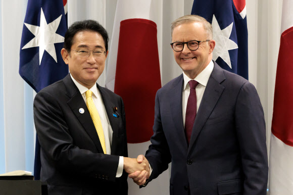기시다 후미오(왼쪽) 일본 총리와 앤서니 앨버니지(오른쪽) 호주 총리가 22일 호주 서부 퍼스에서 열린 정상회담에서 악수하고 있다. 2022.10.22 EPA 연합뉴스