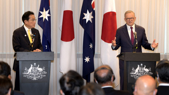 기시다 후미오(왼쪽) 일본 총리와 앤서니 앨버니지(오른쪽) 호주 총리가 22일 호주 서부 퍼스에서 열린 정상회담 후 공동 기자회견을 하고 있다. 2022.10.22 AFP 연합뉴스