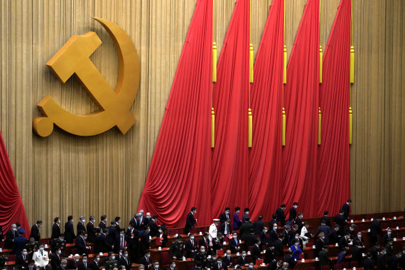 22일 중국 베이징에서 열린 제20차 공산당 전국대표대회(당대회)를 마치고 대표단이 자리를 떠나고 있다. 베이징 AP 연합뉴스