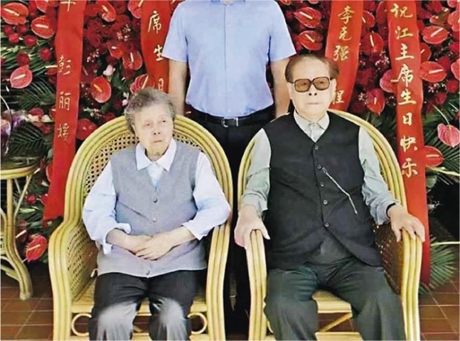 지난 8월 17일 장쩌민(오른쪽) 전 중국 국가주석의 생일에 부인과 함께 앉아있는 사진이 최근 소셜미디어에 퍼졌다. 이들 뒤로 시진핑 주석 부부와 리커창 국무원 총리 부부가 보낸 축하 화환이 놓여있다. 홍콩 명보 캡처