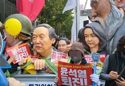 김건희 여사 조형물 앞에서 기념 사진 찍는 집회 참가자. 연합뉴스