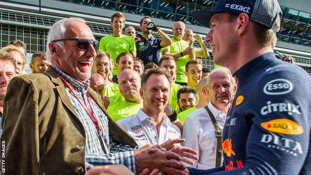22일(현지시간) 세상을 떠난 오스트리아 최고 갑부이며 에너지음료 레드불의 공동창업자 디트리히 마테쉬츠(왼쪽)는 포뮬러 원(F1) 레이싱팀을 창단하는 등 스포츠에 아낌없는 투자를 하는 인물이었다. 사진은 지난 2018년 F1 오스트리아 그랑프리를 우승한 막스 베르스타펜을 축하하는 모습. AFP 자료사진 