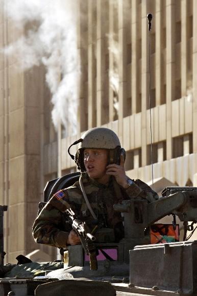 2003년 11월 로켓 테러를 당한 이라크 바그다드의 석유부 건물을 지키는 미군 병사. 2003년 3월 이라크 전쟁을 시작한 미국은 2개월도 되지 않아 전쟁 종식을 선언했으나 실제 전쟁은 2011년까지 이어졌다. AFP 연합뉴스