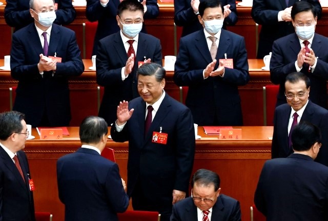 시진핑(가운데) 중국 국가주석이 지난 22일 베이징 인민대회당에서 열린 제20차 공산당 전국대표대회(당대회) 폐막식이 끝난 뒤 박수를 받으며 퇴장하고 있다. 리커창 국무원 총리가 그의 뒤를 따르고 있다. 베이징 로이터 뉴스1