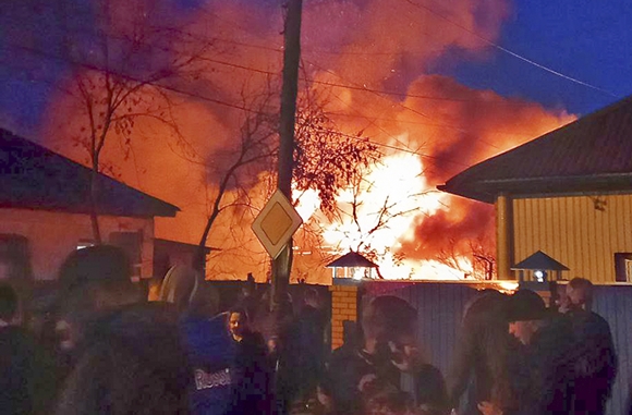 23일(현지시간) 러시아 이르쿠츠크의 한 주택가에 전투기가 추락한 후 화재가 발생했다. 2022.10.23  AP 연합뉴스