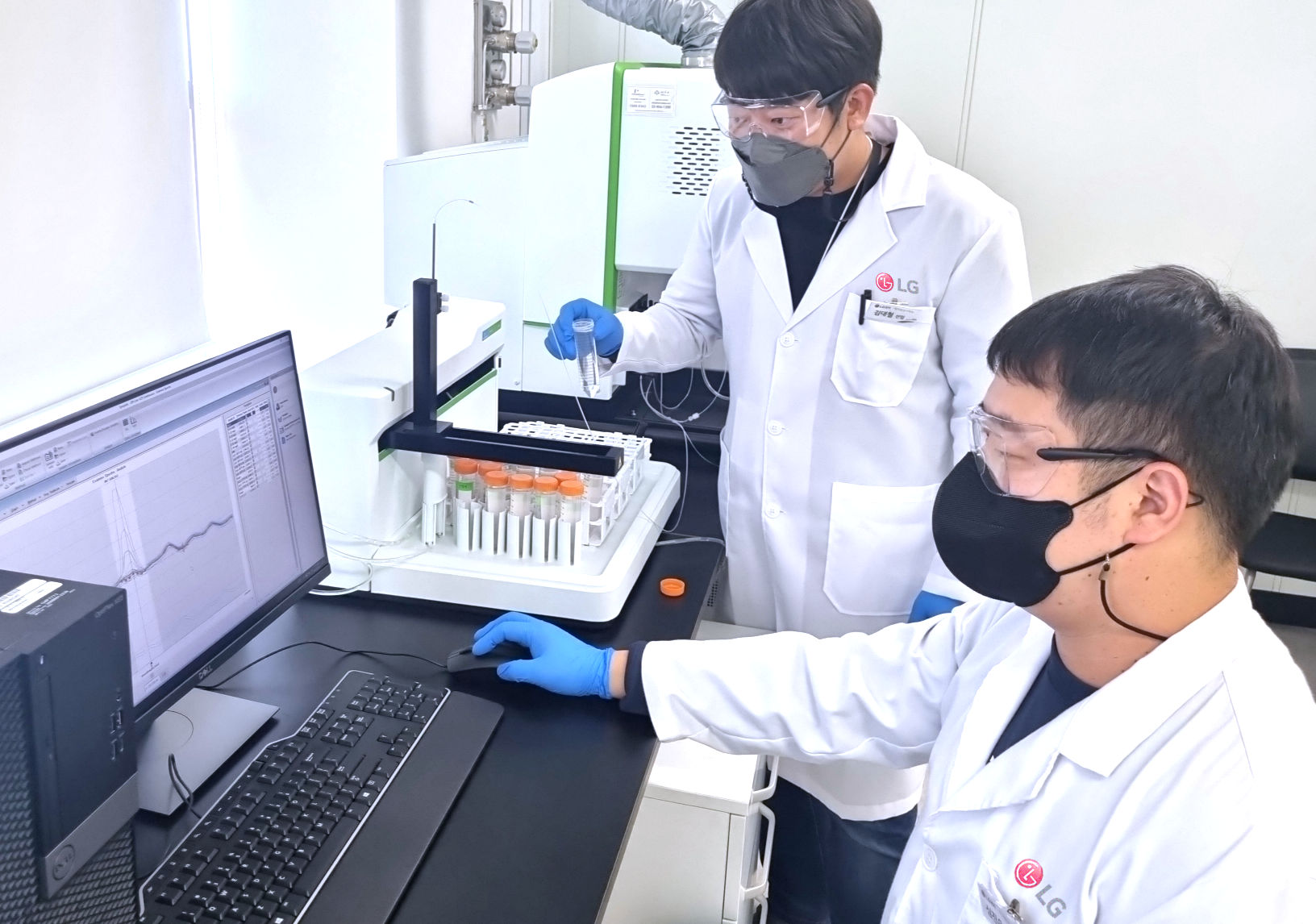 LG전자 연구원이 경기도 평택시 LG디지털파크 내 환경시험실에서 대기오염물질을 분석하고 있다. LG전자 제공