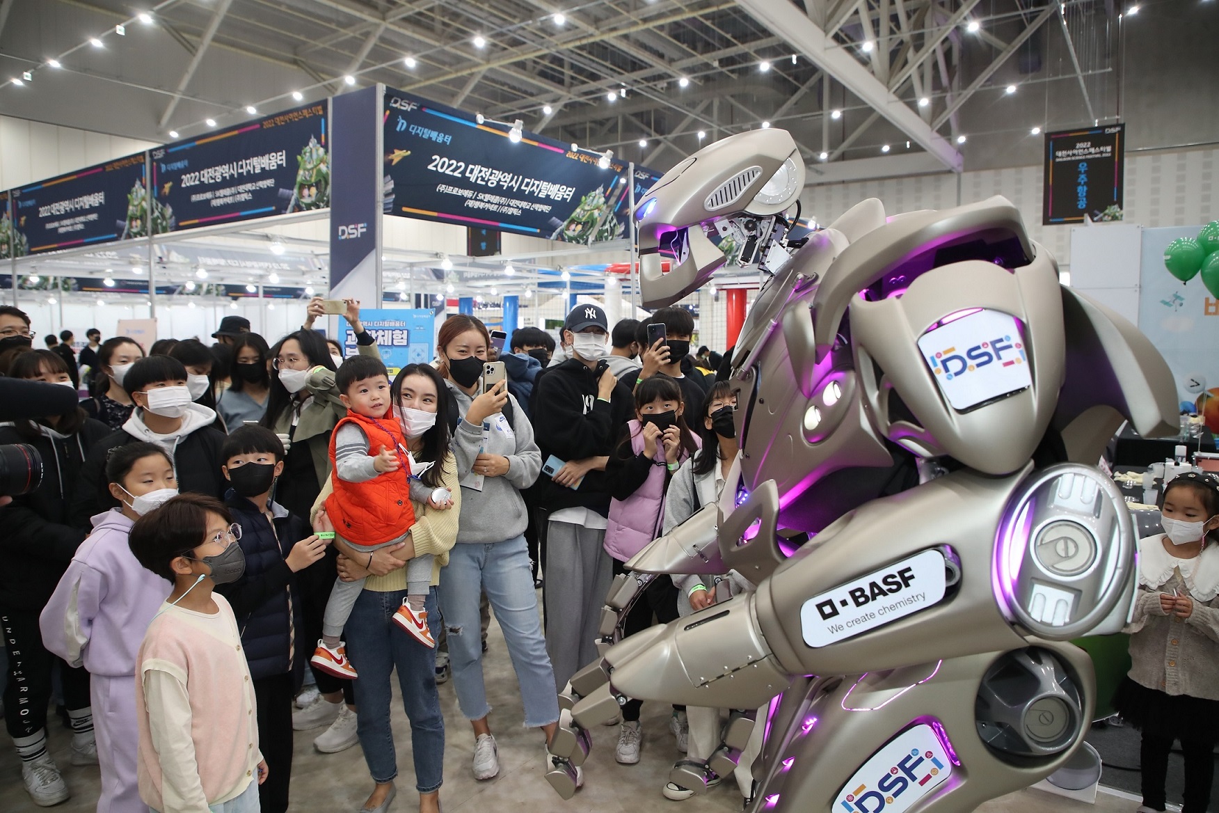 대전사이언스페스티벌을 찾은 관람객들이 로봇을 보면서 즐거워하고 있다. 대전시 제공