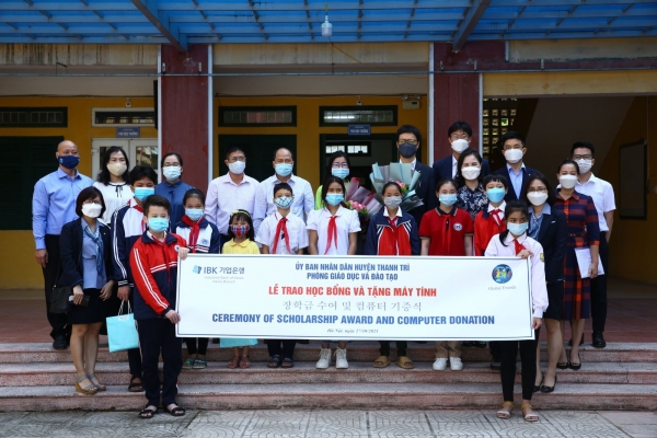 사단법인 글로벌 프랜드와 IBK기업은행 하노이 지점이 지난해 10월 27일 하노이시 탄찌현의 한 초등학교를 방문해 학생들에게 장학금과 컴퓨터 기증 행사를 가졌다. IBK기업은행 하노이지점 제공 