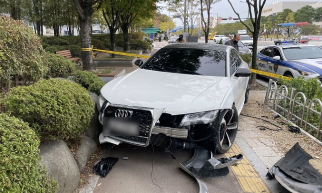 지난 21일 광주 서구 치평동 서부교육지원청 앞 인도로 한 외제차가 돌진했다는 신고가 접수돼 경찰이 현장 출입을 통제한 후 해당 차량을 확인하고 있다. 뉴스1 