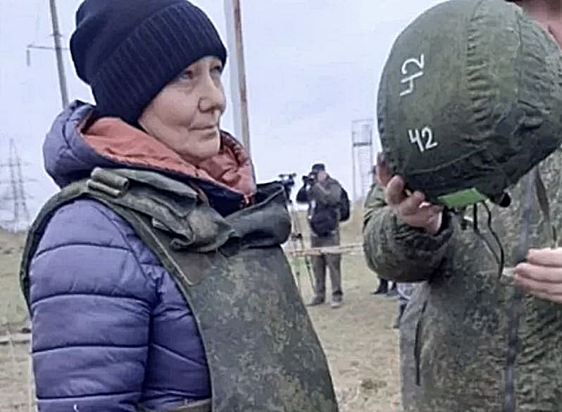소총 훈련받는 러시아 중년 여성. 데일리메일 캡처