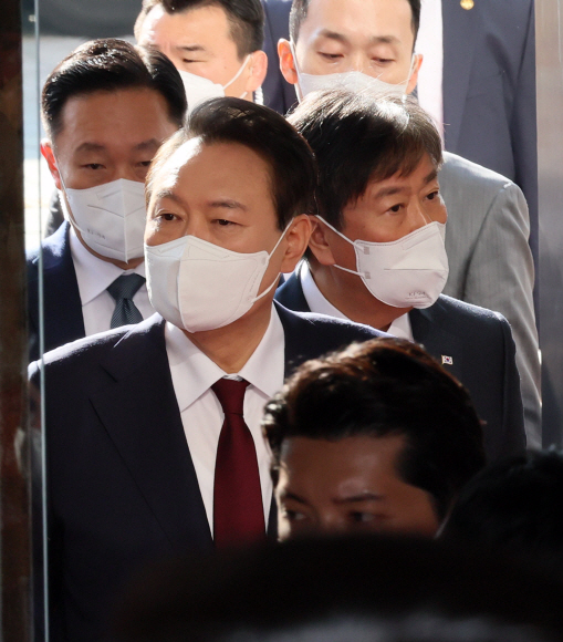 윤석열 대통령이 25일 내년도 예산안 시정연설을 하기 위해 국회 본청으로 들어서고 있다.2022. 10. 25 오장환 기자