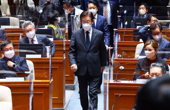 25일 윤석열 대통령의 국회 시정연설을 앞두고 열린 더불어 민주당 의원총회에서 이재명 대표가 입장하고 있다.2022. 10. 25 오장환 기자