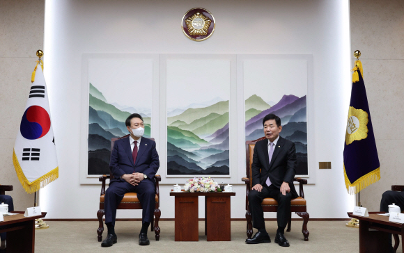 윤석열 대통령이 25일 서울 여의도 국회에서 내년도 정부 예산안에 대한 시정연설에 앞서 김진표 국회의장, 김명수 대법원장, 한덕수 국무총리, 여야 지도부를 비롯한 참석자들과 환담하고 있다.