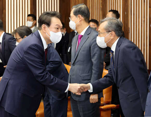 헌법재판소장과 인사하는 윤석열 대통령