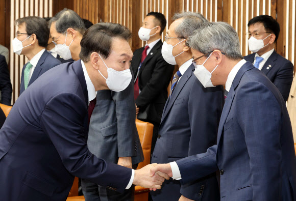 대법원장과 인사하는 윤석열 대통령