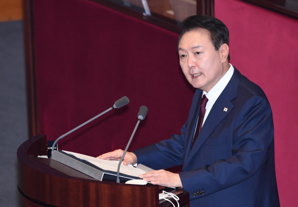 윤석열 대통령이 25일 오전 서울 여의도 국회에서 열린 제400회 국회(정기회) 제10차 본회의에서 2023년 예산안 시정연설을 하고 있다.