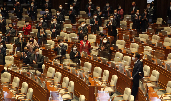 윤석열 대통령이 25일 서울 여의도 국회 본회의장으로 2023년 예산안 시정연설을 하기 위해 입장하고 있다. 2022. 10. 25 오장환 기자
