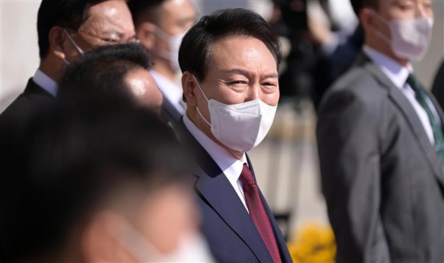 시정연설 후 국회 본관 나서는 윤 대통령