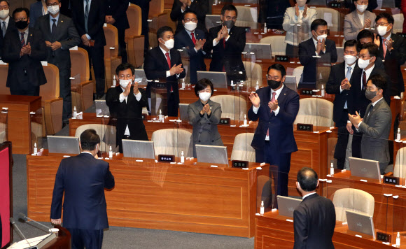 윤석열 대통령이 25일 서울 여의도 국회 본회의장으로 2023년 예산안 시정연설을 마치고 국민의힘 의원들의 박수를 받고 있다. 2022.10.25.뉴시스