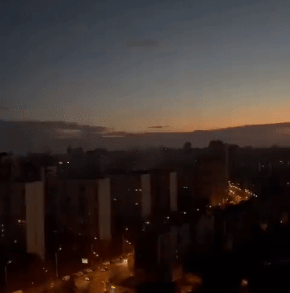 17일(현지시간) 아침 러시아군 자폭드론 공격으로 우크라이나 수도 키이우 중심부에서 큰 폭발이 일고 있다. 2022.10.17 리도우카 텔레그램