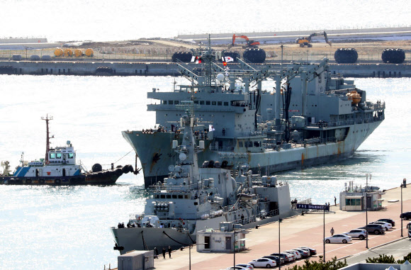파키스탄 해군의 호위함 ‘샴시르함’(Shamsheer, F-252)과 군수지원함 나스르함(Nasr, A-47)이 25일 부산 남구 해군작전사령부 부산작전기지에 입항하고 있다. 파키스탄 해군 함정의 방한은 1983년 한국과 파키스탄 수교 이후 처음이다. 2022.10.25. 뉴시스