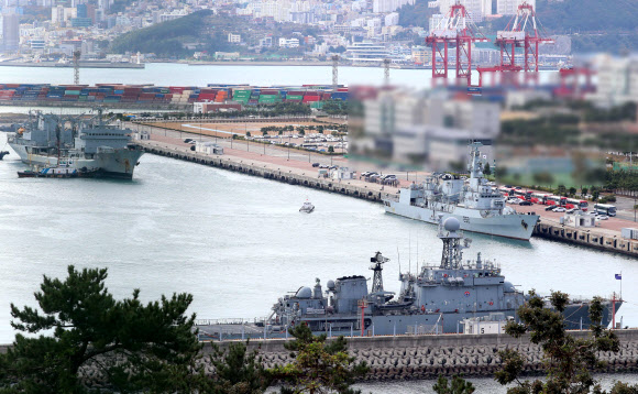 파키스탄 해군의 호위함 ‘샴시르함’(Shamsheer, F-252)과 군수지원함 나스르함(Nasr, A-47)이 25일 부산 남구 해군작전사령부 부산작전기지에 입항하고 있다. 파키스탄 해군 함정의 방한은 1983년 한국과 파키스탄 수교 이후 처음이다. 2022.10.25. 뉴시스